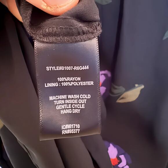 Sanctuary Floral Cold-Shoulder Blouse – Black/Purple (XS) - Picture 5 of 6